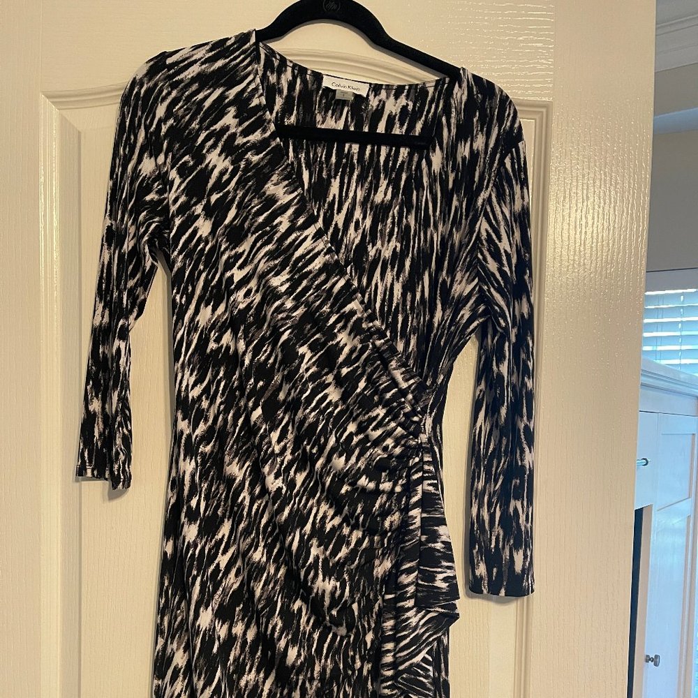 Calvin Klein Sexy Form Fitting Wrap Dress with Ruching Detail Size 8